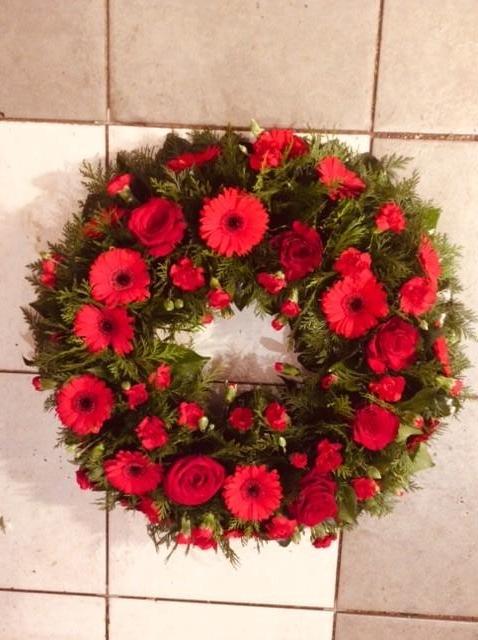 Shades Of Red Loose Open Wreath